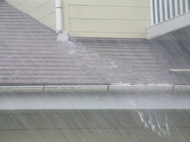 豪雨　屋根